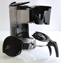 Auf dem Bild ist die Melitta 100201 bk Enjoy Kaffeefiltermaschine zu sehen. Alle Teile können herausgenommen und sehr einfach gereinigt werden
