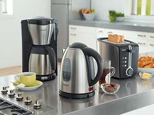 Wasserkocher und Toaster, zusammen mit der Filterkaffeemaschine Philips HD7546/20 Thermo in einer schönen Küche