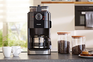 Die Kaffeemaschine mit Mahlwerk Philips HD7766/00 macht einen guten Eindruck in der Küche